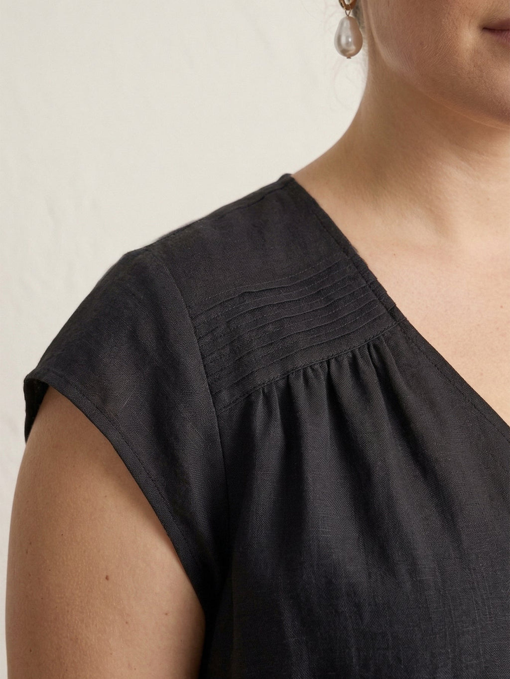 Larui Plus Size Women's Elegant Pleated Shirt